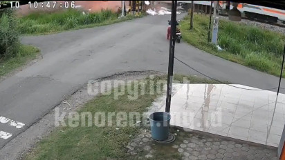 Video Detik-detik Kecelakaan KA Kertanegara Vs Truk di Kediri: Lokomotif Ringsek