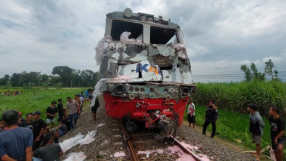 Truk Pupuk Disambar Kereta di Kediri, Empat Orang Luka Serius 