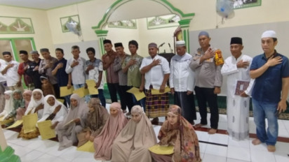 Tak Hanya Gelar Safari Ramadan di Masjid As-Sa’diah, Kapolres Palopo Beri Santunan Kepada Mualaf