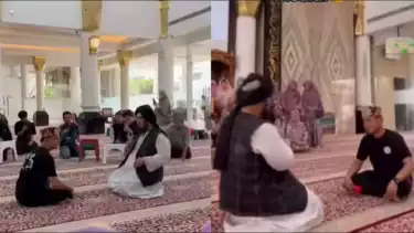 Potret Ustaz Derry Sulaiman menuntun Bobon Santoso bersyahadat