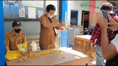 Pastikan Isi Produk Sesuai Ukuran, Minyak Goreng Minyakikita di Pasar Sentral Majene Ditakar Ulang