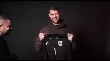 Maarten Paes dengan jersey kiper