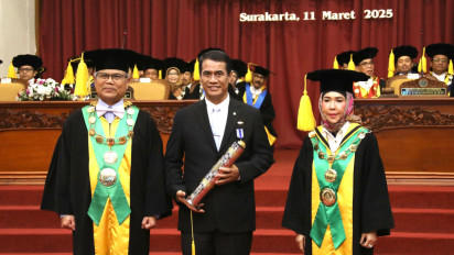 Menteri Pertanian Andi Amran Terima Penghargaan Tertinggi Universitas Sebelas Maret