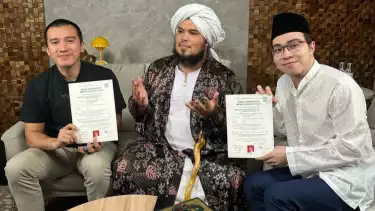 dr Richard Lee resmi mualaf disaksikan Ustaz Felix Siauw dan Ustaz Derry Sulaiman