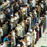 Makmum Belum Selesai Baca Surat Al-Fatihah saat Imam Shalat Tarawih Ngebut, Harus Lanjut atau Ikut Rukuk?