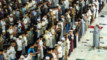Makmum Belum Selesai Baca Surat Al-Fatihah saat Imam Shalat Tarawih Ngebut, Harus Lanjut atau Ikut Rukuk?