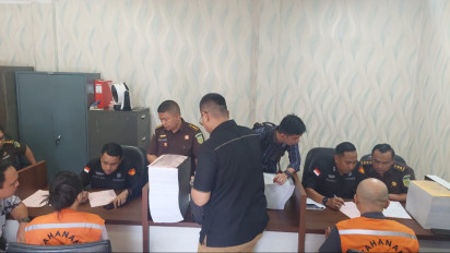 Bareskrim Polri Limpahkan Dua Tersangka Kasus Investasi Bodong Net89 ke Kejari Jakbar