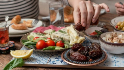 Keutamaan Sahur di Waktu Sahar, Ustaz Adi Hidayat Ingatkan Ada Waktu Mustajab Penuh Berkah