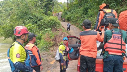 Tim SAR Cari Seorang Anak yang Terbawa Arus Sungai di Tasikmalaya