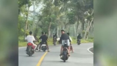 Remaja di Lumajang Nangis di Mobil Polisi Usai Ditangkap Gara-gara Ejek Petugas 'Pamer Pantat' sambil Naik Motor