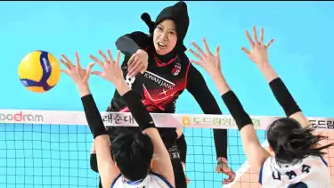 Megawati Hangestri saat melakukan spike keras dalam pertandingan Red Sparks vs Hyundai Hillstate.