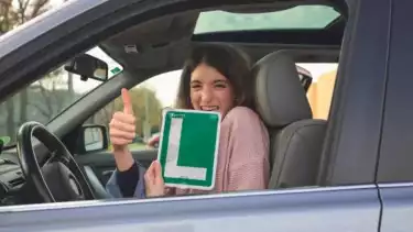 Ilustrasi belajar mengemudi mobil manual