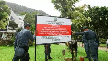 Direktorat Jenderal Penegak Hukum Kementerian Kehutanan, Dwi Januanto Nugroho, menertibkan bangunan daerah Kawasan Taman Wisata Gunung Pancar, Bogor, Jawa Barat, Selasa (11/3/2025).