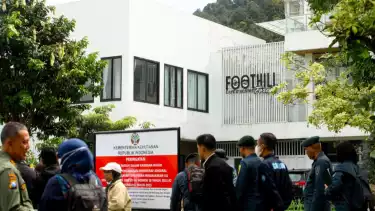 Direktorat Jenderal Penegak Hukum Kementerian Kehutanan, Dwi Januanto Nugroho, menertibkan bangunan daerah Kawasan Taman Wisata Gunung Pancar, Bogor, Jawa Barat, Selasa (11/3/2025)