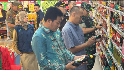 Bupati Sidoarjo Sidak Makanan Minuman untuk Parsel Jelang Lebaran