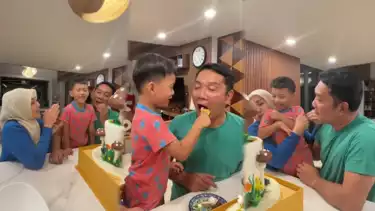 Unggahan terbaru akun Instagram @ataliapr menunjukkan momen Ridwan Kamil dan Atalia Praratya merayakan ulang tahun anak angkat mereka Arkana Aidan, Senin (10/3/2025).