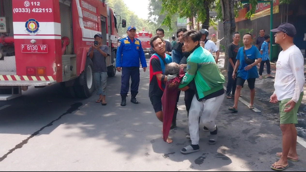 Tabung Gas Gerai Ayam Geprek di Banyuwangi Meledak, Empat Orang Terjebak Kebakaran
            - galeri foto
