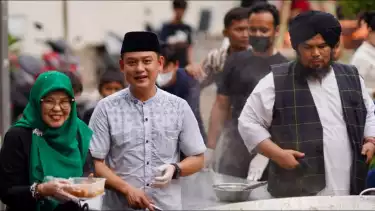 Bobon Santoso & Ustaz Derry Sulaiman masak-masak setelah proses mualaf di Masjid An Ni