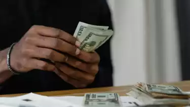 Ilustrasi menghitung uang