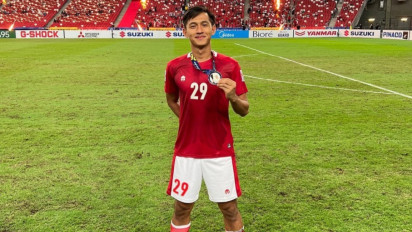 Lama Tak Muncul, Mantan Pemain Timnas Indonesia Hanis Sagara Akhirnya Persunting DJ Cantik saat Umrah di Makkah?
