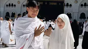 Hanis Sagara dan DJ Almira Juanita saat umrah di Makkah