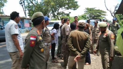Petugas Satpol PP Bangkalan, Madura, Tertipkan Warung yang Buka di Siang Hari saat Bulan Ramadhan