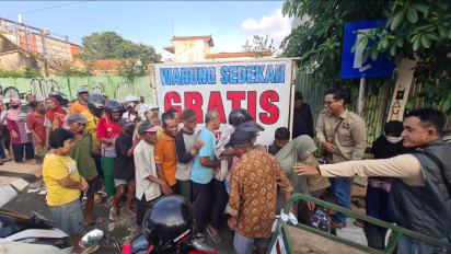 Warung Sedekah di Kudus Diserbu Warga, Bagi Ratusan Porsi Nasi Buka Puasa Gratis untuk Kaum Duafa