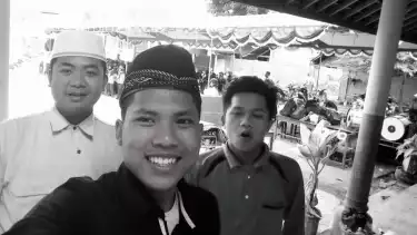 Fadlul Rohman saat menjadi marbot masjid