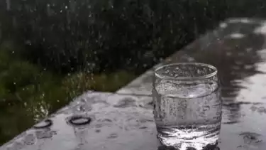 Ilustrasi menadah air hujan