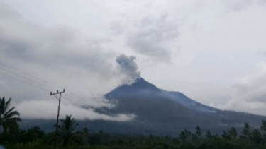 Jumat Sore, Gunung Lewotobi Laki-Laki di NTT Erupsi dengan Durasi 47 Detik