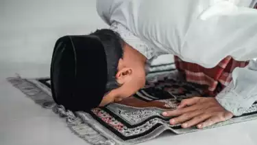 Shalat pakai Sajadah Katanya Tidak Wajib, Apakah Benar? Buya Yahya Menjawab Hukum dalam Islam Jangan sampai ...