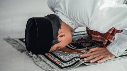 Shalat pakai Sajadah Katanya Tidak Wajib, Apakah Benar? Buya Yahya Menjawab Hukum dalam Islam Jangan sampai ...