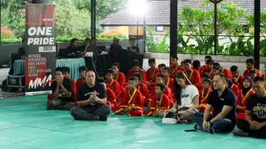 One Pride MMA menggelar Buka Bersama dengan para atlet binaan pencak silat yayasan panti asuhan YT Yatuna, di YT Yatuna, Jakarta Timur, Jumat (4/3/2025)