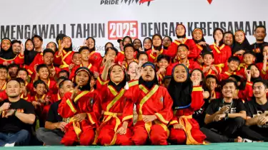One Pride MMA menggelar Buka Bersama dengan para atlet binaan pencak silat yayasan panti asuhan YT Yatuna, di YT Yatuna, Jakarta Timur, Jumat (4/3/2025)