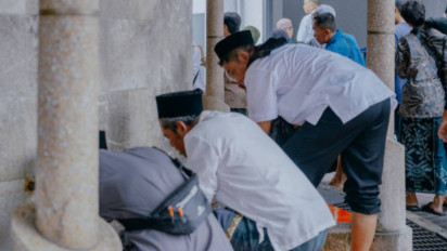 Sudah Mandi, Perlukah Wudhu Lagi Sebelum Shalat? Ustaz Khalid Basalamah Bilang Hukumnya Tegas Kalau…