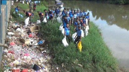 TNI AU Diterjunkan Bersihkan Tumpukan Sampah di Bantaran Sungai TPI Maros