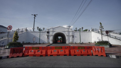 Membahayakan Pengendara Imbas Kerusakan Kian Parah, Plengkung Gading Ditutup Total Mulai Hari Ini.