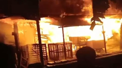 Kebakaran Hebat Hanguskan Kandang Ayam di Wringinanom Gresik, Warga Panik