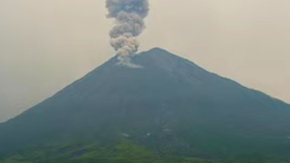 Gunung Semeru Erupsi, Semburkan Kolom Abu Setinggi 1.200 Meter ke Arah Timur Laut dan Utara