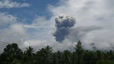 Berstatus Waspada, Gunung Dukono di Malut Semburkan Abu Vulkanik Setinggi 3.000 Meter pada Minggu Siang