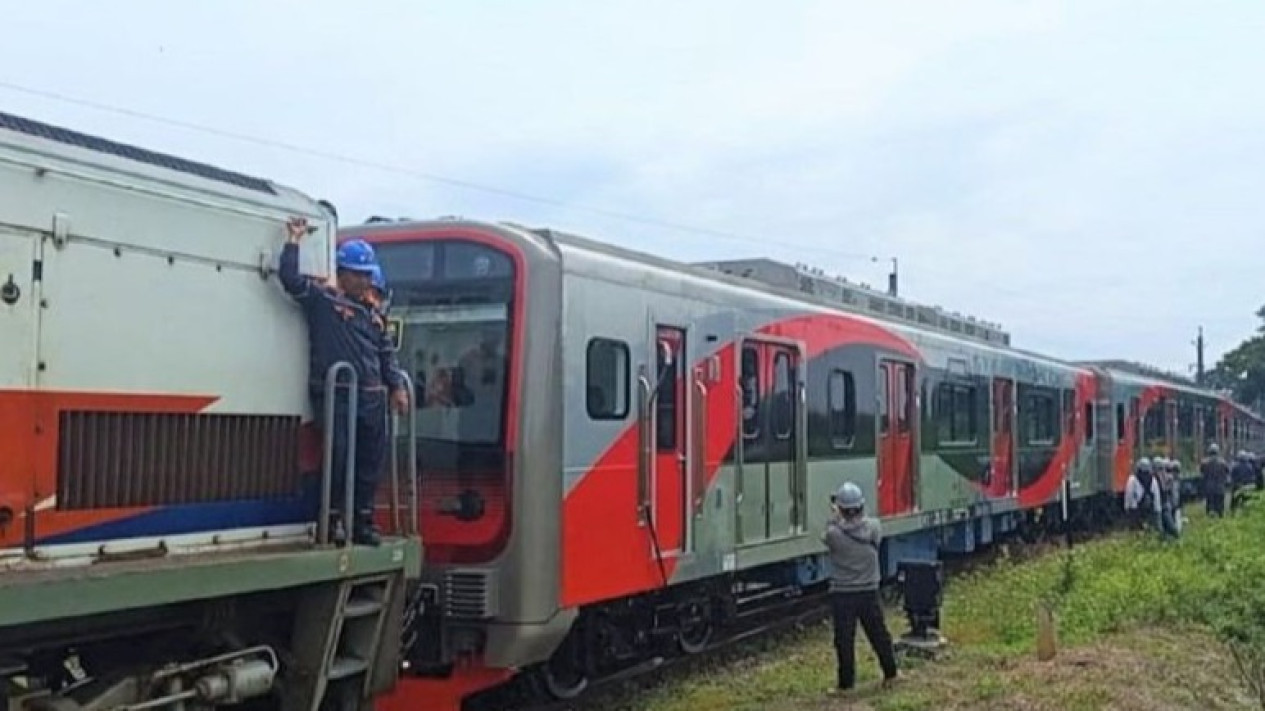 Penampakan KRL Jabodetabek Buatan INKA Dibawa ke Solo untuk Uji Coba
            - galeri foto
