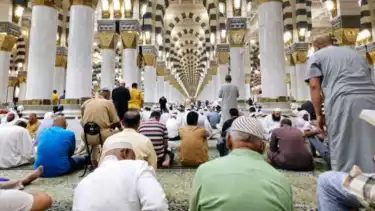 Ilustrasi itikaf di masjid