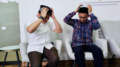 Syahdu! Ketika Peci Kesayangan Ustaz Adi Hidayat Bertengger Manis di Kepala Sekretaris Kabinet Teddy Indra Wijaya