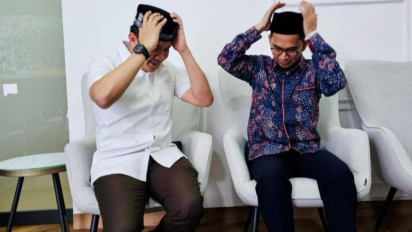 Momen Seskab Teddy Terima Hadiah Peci Kesayangan dari Ustaz Adi Hidayat