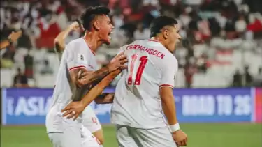 Bek Timnas Indonesia Mees Hilgers bersama striker Ragnar Oratmangoen