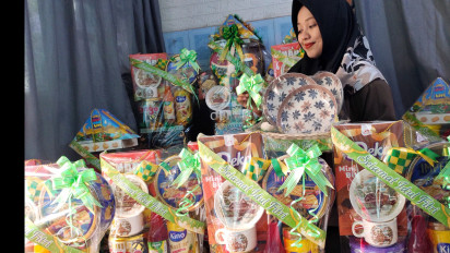 Jelang Hari Raya Idul Fitri, Perajin Hampers Lebaran di Jombang Kebanjiran Order
