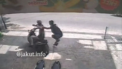 Aksi Pegawai Toko Es Krim Gagalkan Pencurian Sepeda Motor hingga Banting Pelaku