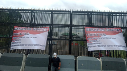 Massa Gerakan Rakyat Gelar Aksi Simpatik di Depan DPR Dukung Revisi UU TNI