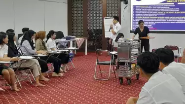 KAI Services menggelar kegiatan training dan pembekalan materi untuk Daily Worker prama dan prami yang akan bertugas di masa Angkutan Lebaran 2025 di Ruang Auditorium Kantor Pusat KAI Services.