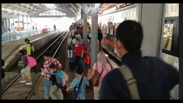 Mudik Awal : Arus Penumpang Kereta Api di Stasiun Pasar Turi Surabaya Mulai Meningkat di Hari ke-17 Ramadhan